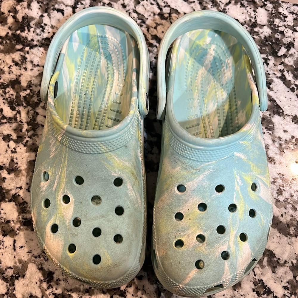 Crocs Women’s Size 8 Men’s Size 6, light green light blue and white